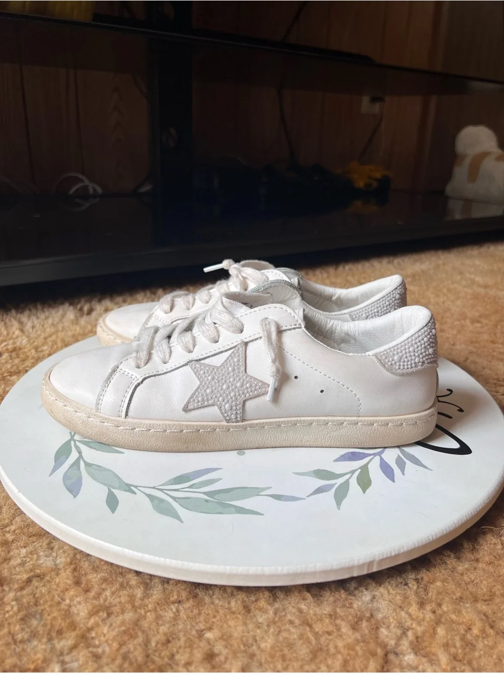 Woman’s VINTAGE HAVANA Carla Sneaker white Pearl Star size 7.